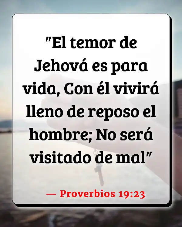 Versículos De La Biblia Dios con nosotros (Proverbios 19:23)
