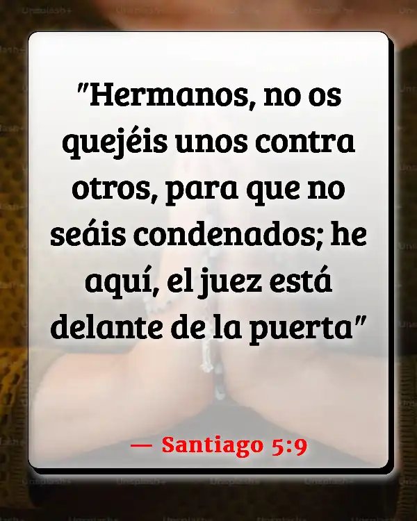 Versículos De La Biblia Hablar mal de los demás (Santiago 5:9)